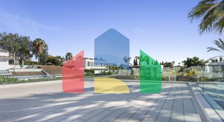 Добро пожаловать на виллу Las Brisas 41, современную и красивую виллу с пятью спальнями в самом сердце Новой Андалусии.