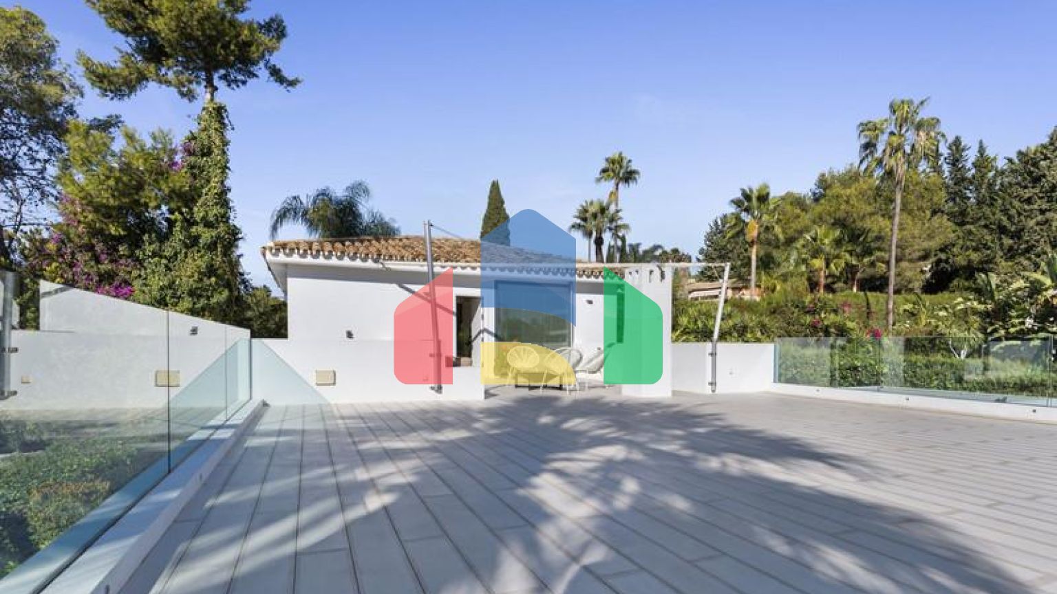 Добро пожаловать на виллу Las Brisas 41, современную и красивую виллу с пятью спальнями в самом сердце Новой Андалусии.