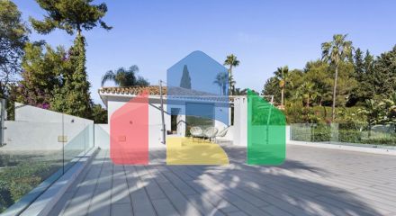 Добро пожаловать на виллу Las Brisas 41, современную и красивую виллу с пятью спальнями в самом сердце Новой Андалусии.