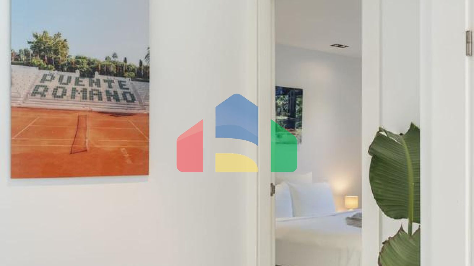 Добро пожаловать на виллу Las Brisas 41, современную и красивую виллу с пятью спальнями в самом сердце Новой Андалусии.