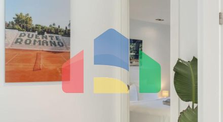 Добро пожаловать на виллу Las Brisas 41, современную и красивую виллу с пятью спальнями в самом сердце Новой Андалусии.