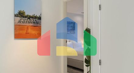 Добро пожаловать на виллу Las Brisas 41, современную и красивую виллу с пятью спальнями в самом сердце Новой Андалусии.