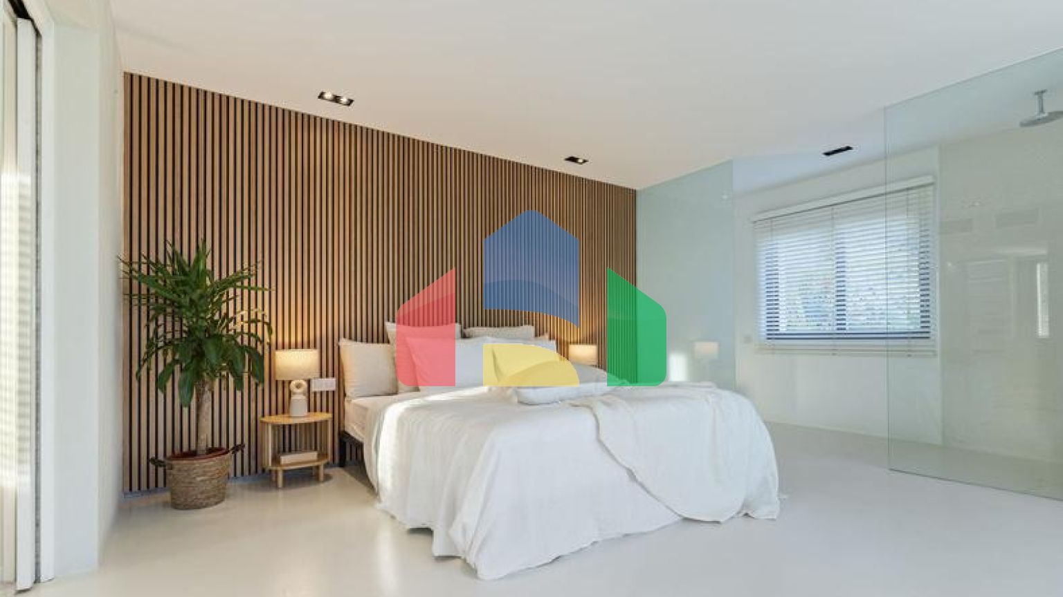 Добро пожаловать на виллу Las Brisas 41, современную и красивую виллу с пятью спальнями в самом сердце Новой Андалусии.