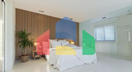 Добро пожаловать на виллу Las Brisas 41, современную и красивую виллу с пятью спальнями в самом сердце Новой Андалусии.