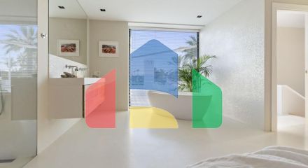 Добро пожаловать на виллу Las Brisas 41, современную и красивую виллу с пятью спальнями в самом сердце Новой Андалусии.