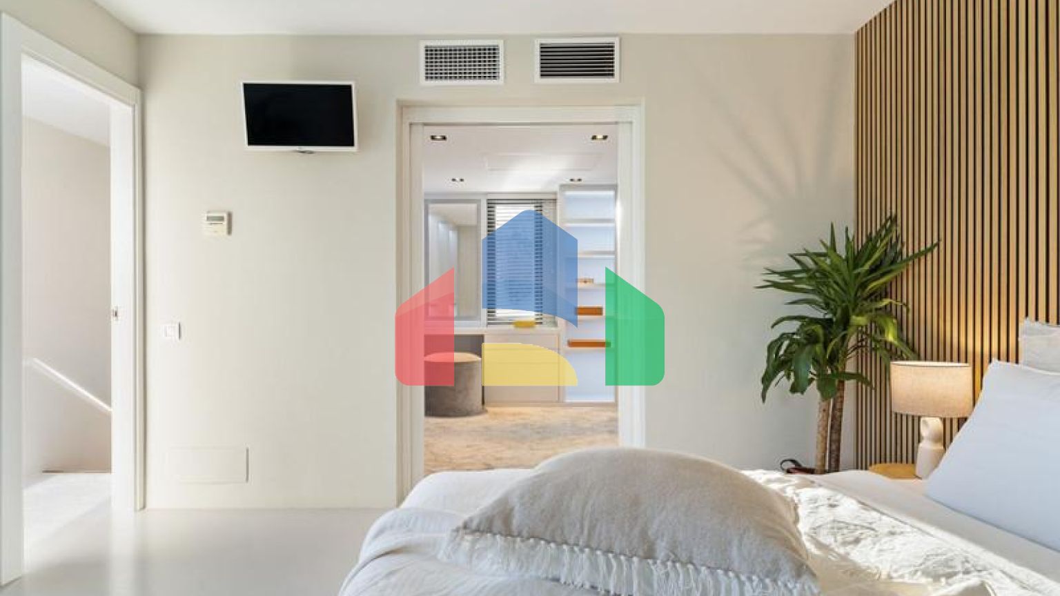 Добро пожаловать на виллу Las Brisas 41, современную и красивую виллу с пятью спальнями в самом сердце Новой Андалусии.