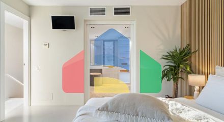 Добро пожаловать на виллу Las Brisas 41, современную и красивую виллу с пятью спальнями в самом сердце Новой Андалусии.