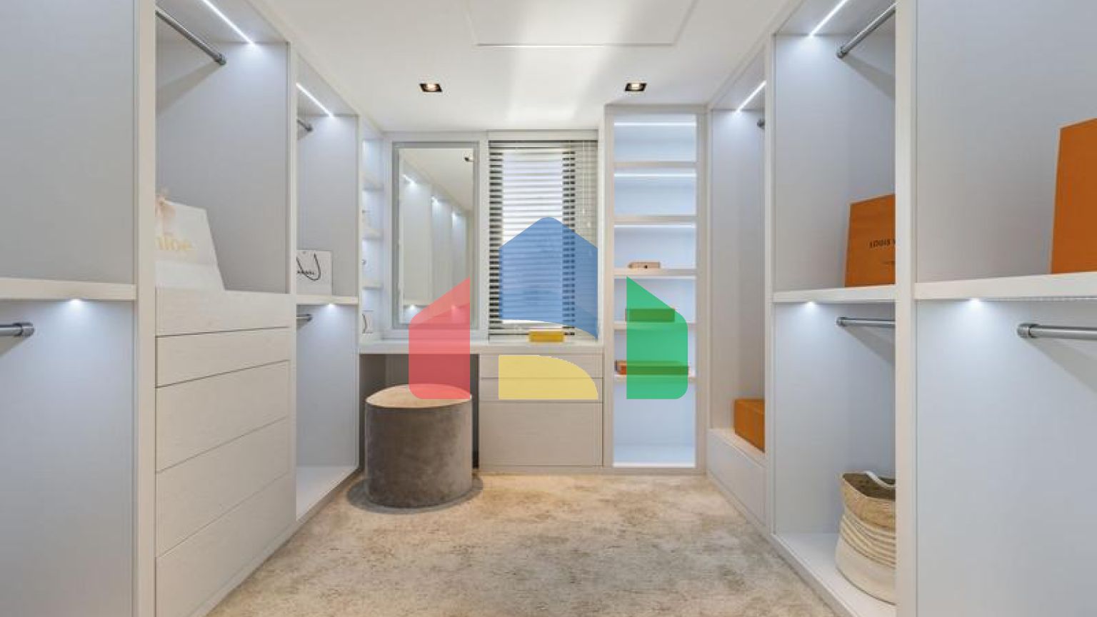 Добро пожаловать на виллу Las Brisas 41, современную и красивую виллу с пятью спальнями в самом сердце Новой Андалусии.