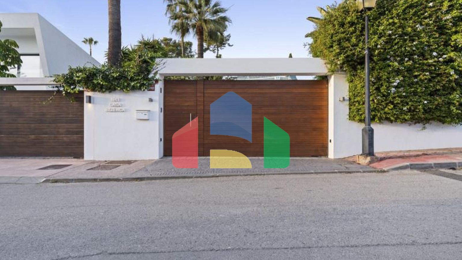 Добро пожаловать на виллу Las Brisas 41, современную и красивую виллу с пятью спальнями в самом сердце Новой Андалусии.