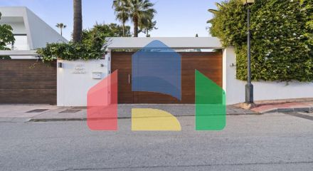 Добро пожаловать на виллу Las Brisas 41, современную и красивую виллу с пятью спальнями в самом сердце Новой Андалусии.