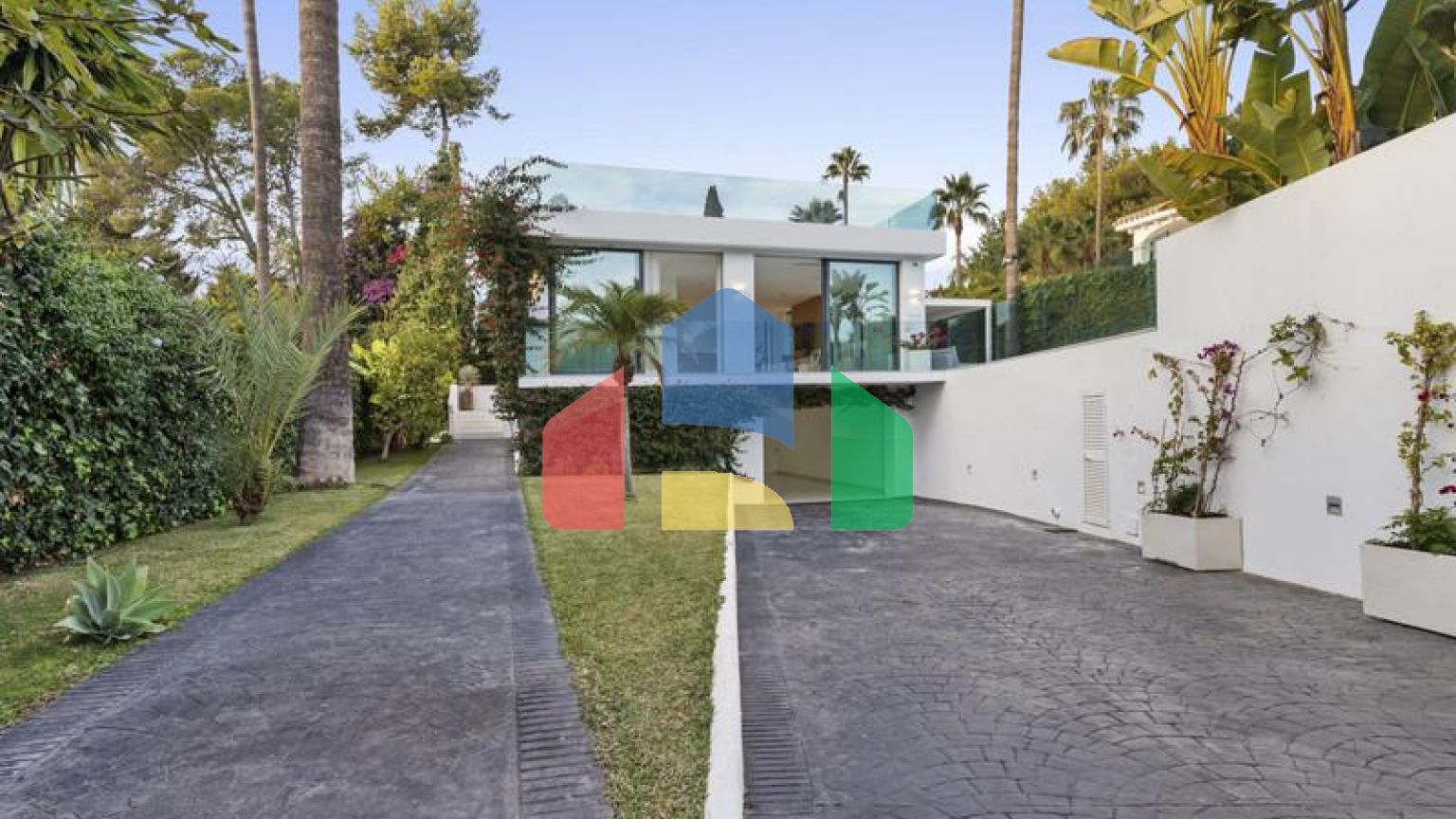 Добро пожаловать на виллу Las Brisas 41, современную и красивую виллу с пятью спальнями в самом сердце Новой Андалусии.