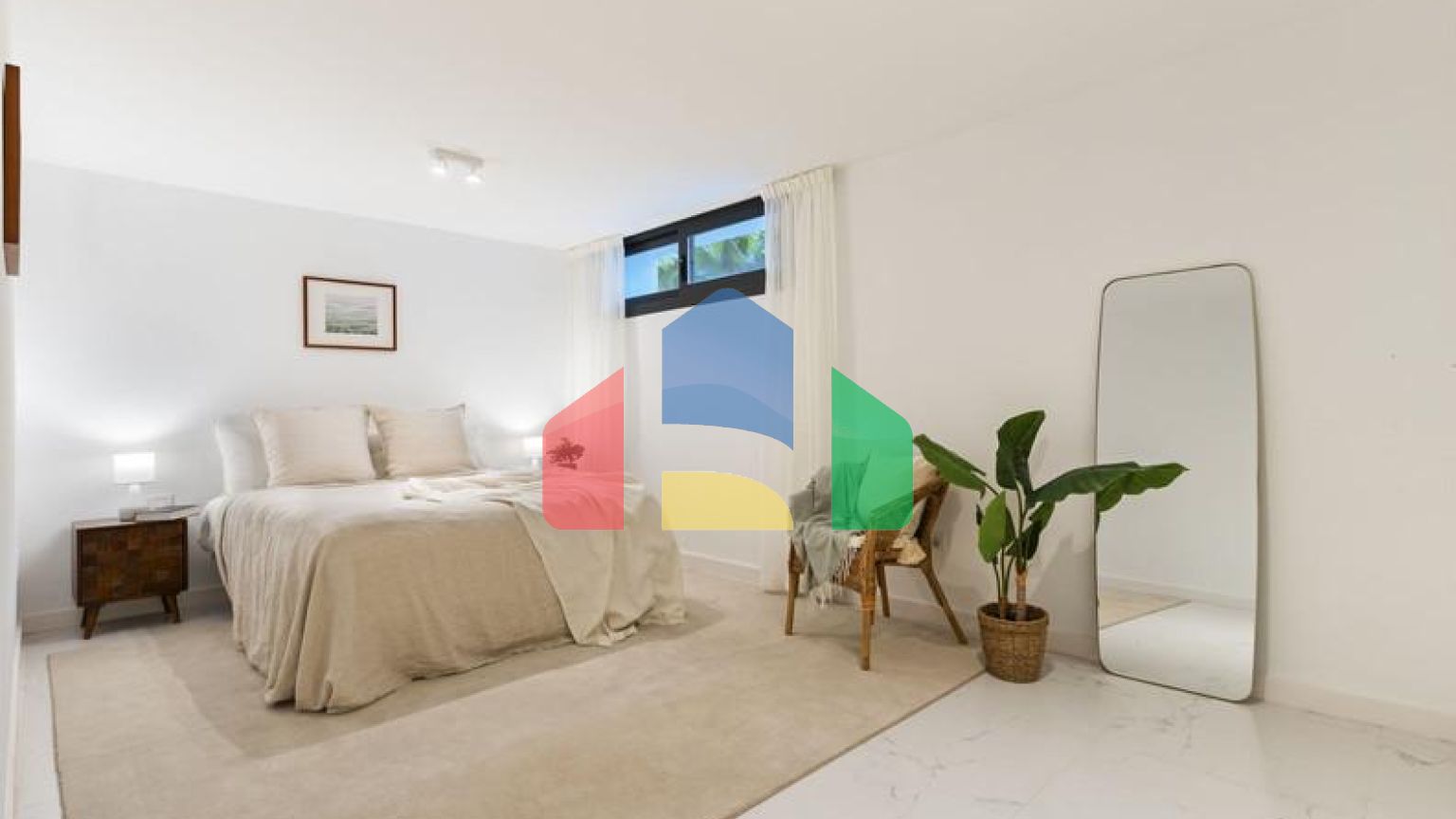 Добро пожаловать на виллу Las Brisas 41, современную и красивую виллу с пятью спальнями в самом сердце Новой Андалусии.