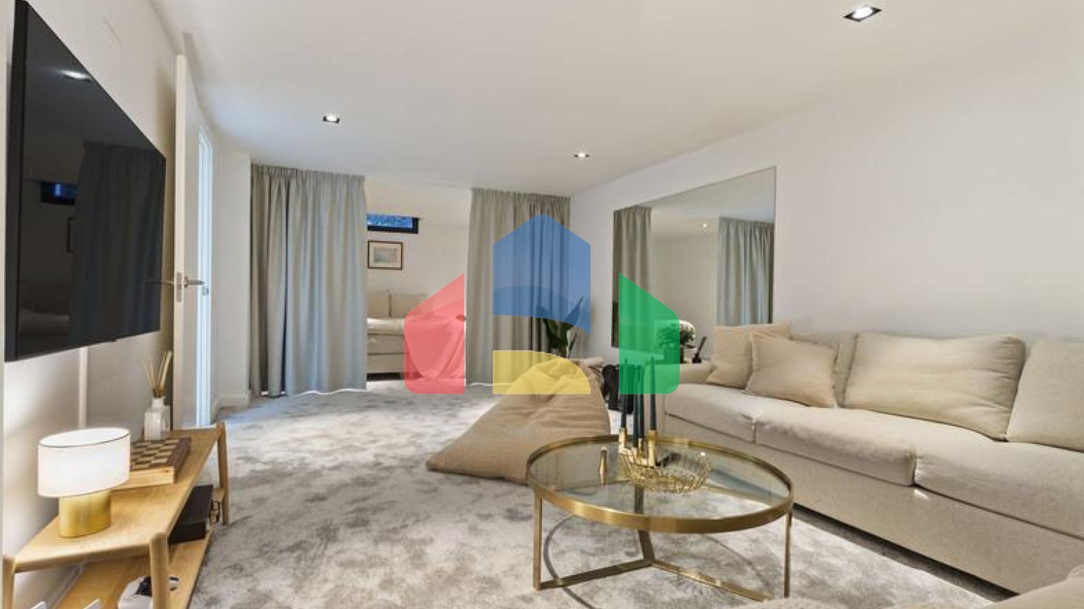 Добро пожаловать на виллу Las Brisas 41, современную и красивую виллу с пятью спальнями в самом сердце Новой Андалусии.