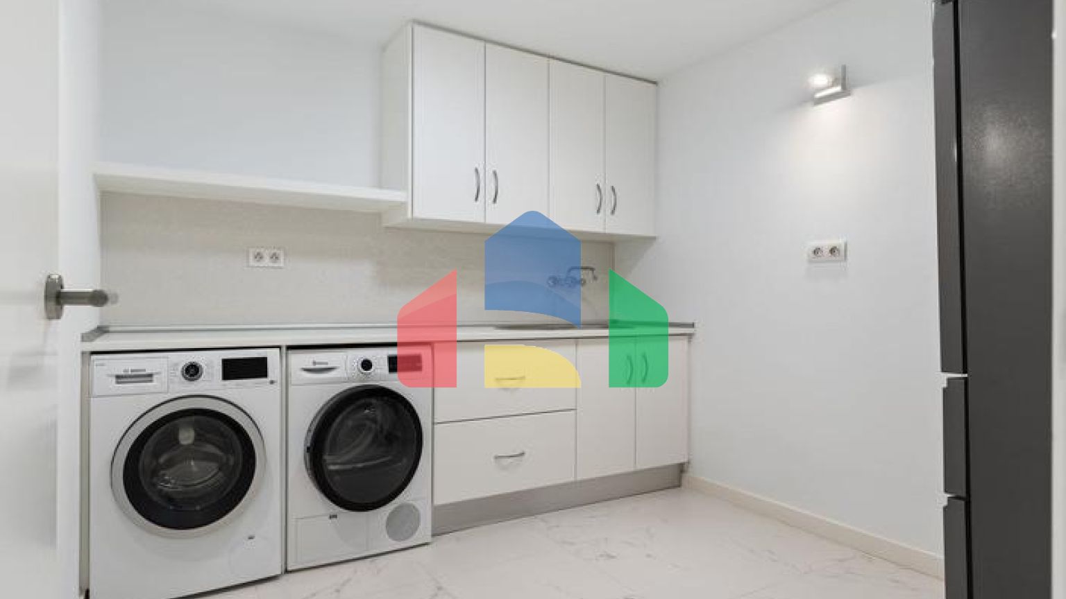 Добро пожаловать на виллу Las Brisas 41, современную и красивую виллу с пятью спальнями в самом сердце Новой Андалусии.