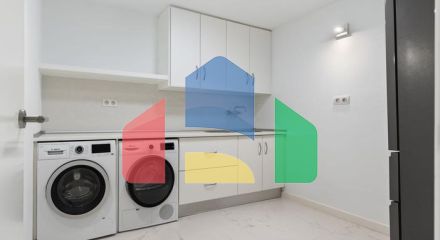 Добро пожаловать на виллу Las Brisas 41, современную и красивую виллу с пятью спальнями в самом сердце Новой Андалусии.