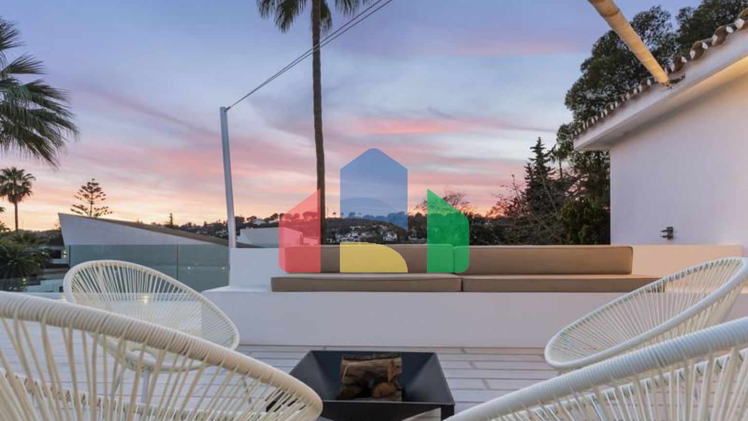 Добро пожаловать на виллу Las Brisas 41, современную и красивую виллу с пятью спальнями в самом сердце Новой Андалусии.