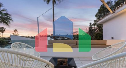 Добро пожаловать на виллу Las Brisas 41, современную и красивую виллу с пятью спальнями в самом сердце Новой Андалусии.