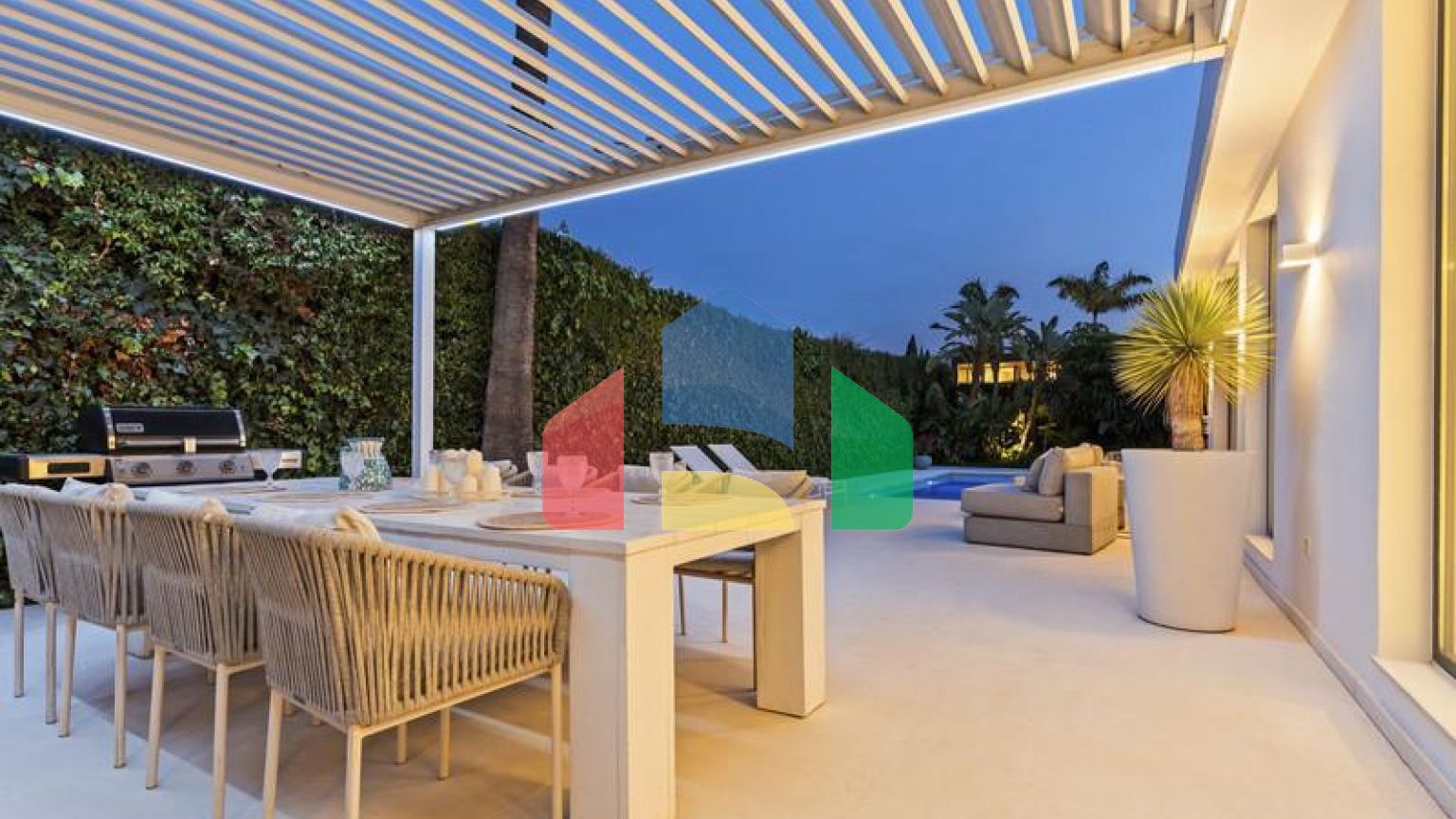 Добро пожаловать на виллу Las Brisas 41, современную и красивую виллу с пятью спальнями в самом сердце Новой Андалусии.