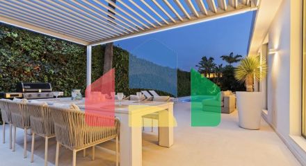 Добро пожаловать на виллу Las Brisas 41, современную и красивую виллу с пятью спальнями в самом сердце Новой Андалусии.