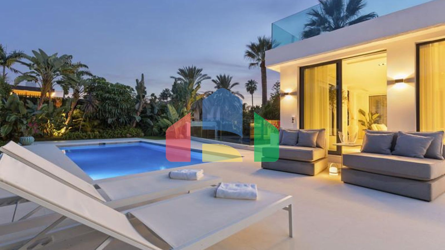 Добро пожаловать на виллу Las Brisas 41, современную и красивую виллу с пятью спальнями в самом сердце Новой Андалусии.