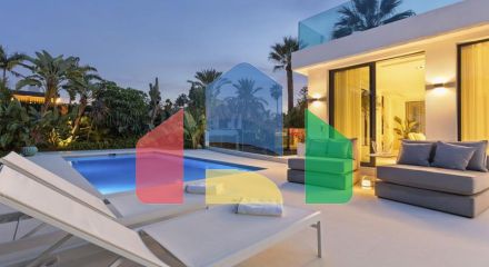 Добро пожаловать на виллу Las Brisas 41, современную и красивую виллу с пятью спальнями в самом сердце Новой Андалусии.