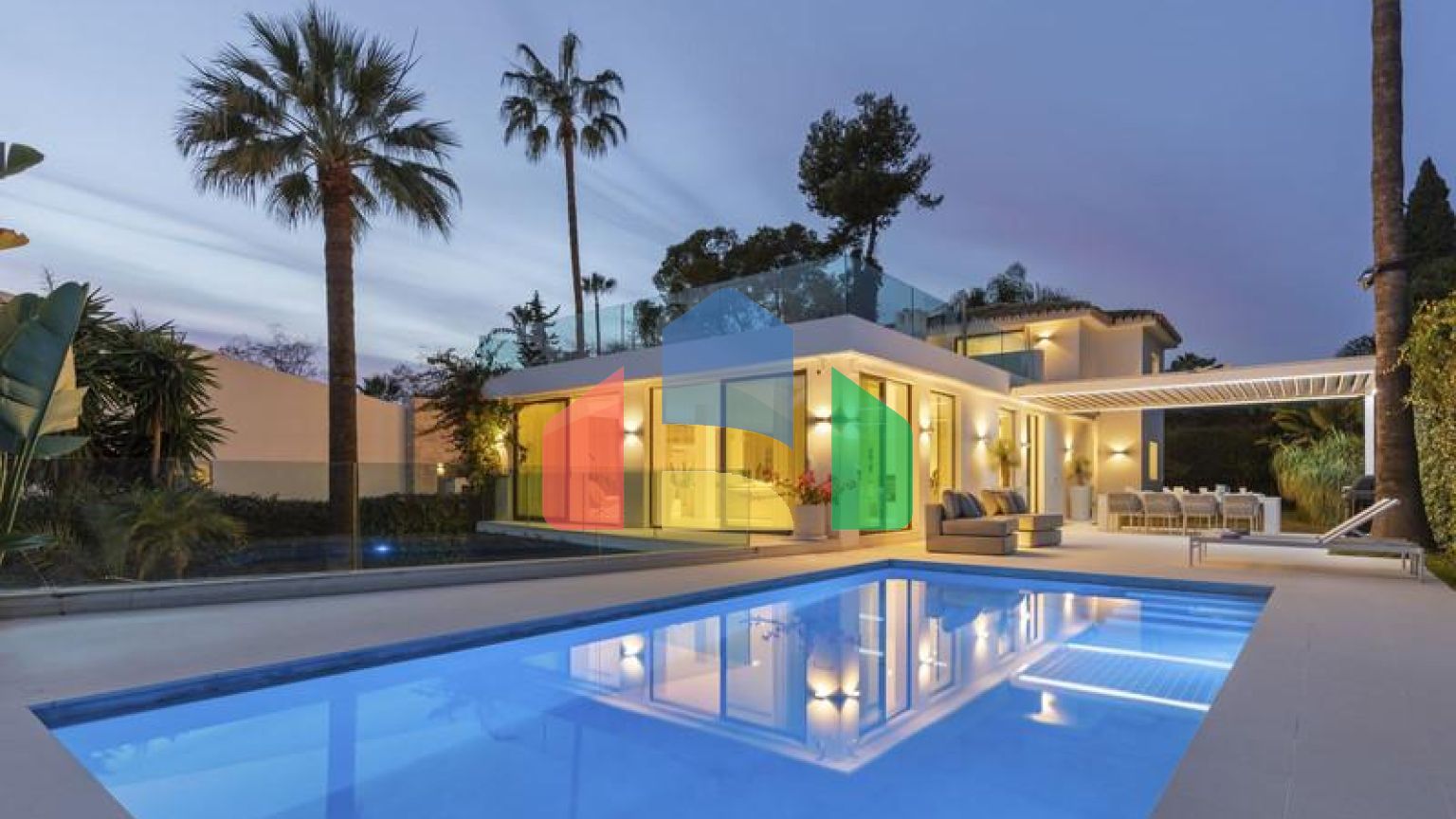 Добро пожаловать на виллу Las Brisas 41, современную и красивую виллу с пятью спальнями в самом сердце Новой Андалусии.