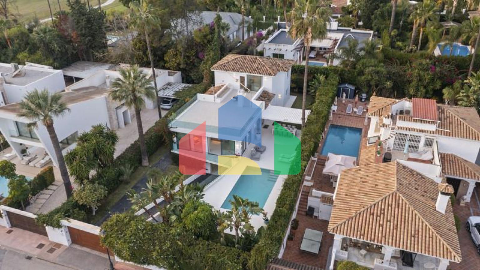 Добро пожаловать на виллу Las Brisas 41, современную и красивую виллу с пятью спальнями в самом сердце Новой Андалусии.