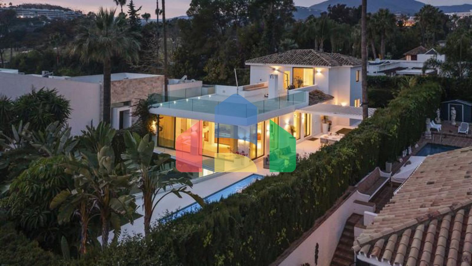 Добро пожаловать на виллу Las Brisas 41, современную и красивую виллу с пятью спальнями в самом сердце Новой Андалусии.