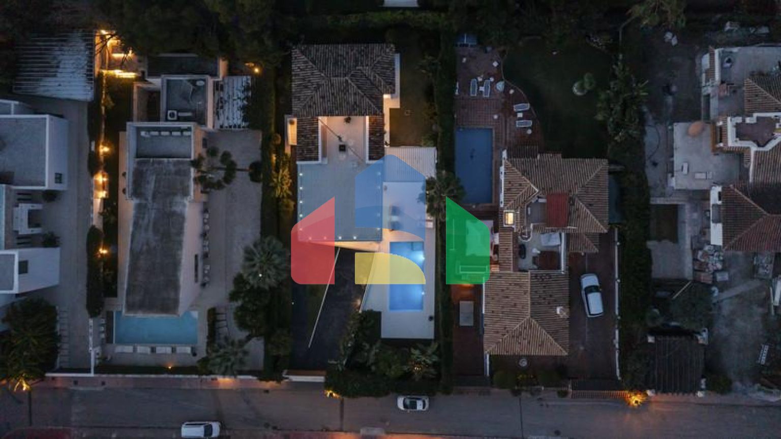 Добро пожаловать на виллу Las Brisas 41, современную и красивую виллу с пятью спальнями в самом сердце Новой Андалусии.