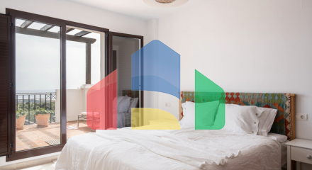 Элегантный двухуровневый пентхаус с 2 спальнями, расположенный в Марбелье