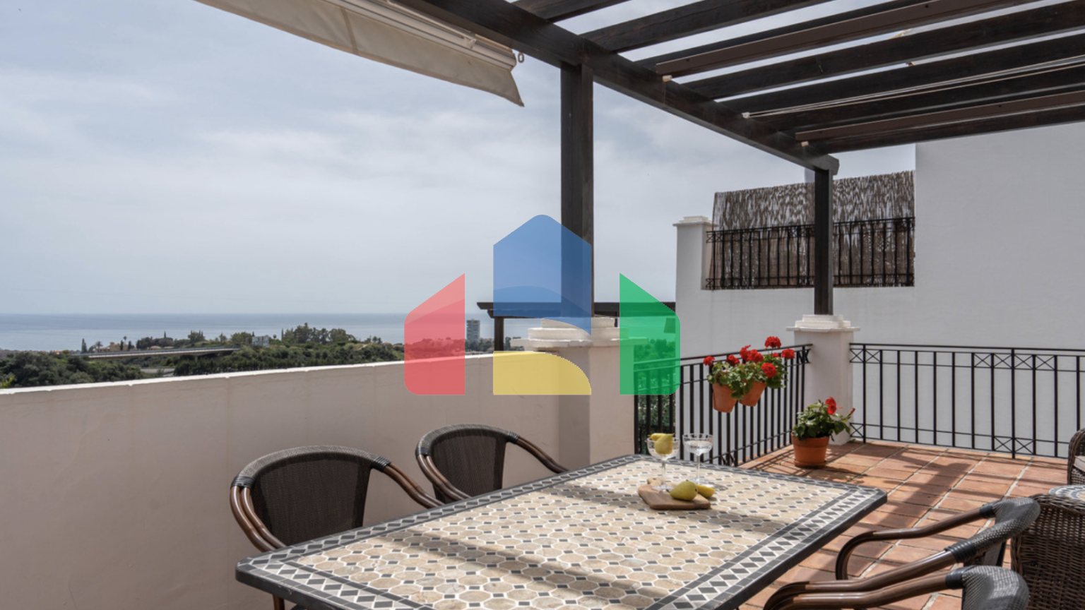 Элегантный двухуровневый пентхаус с 2 спальнями, расположенный в Марбелье