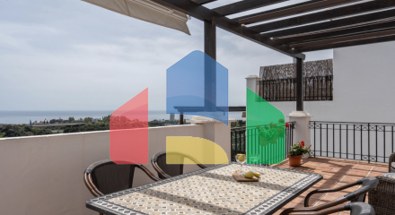 Элегантный двухуровневый пентхаус с 2 спальнями, расположенный в Марбелье