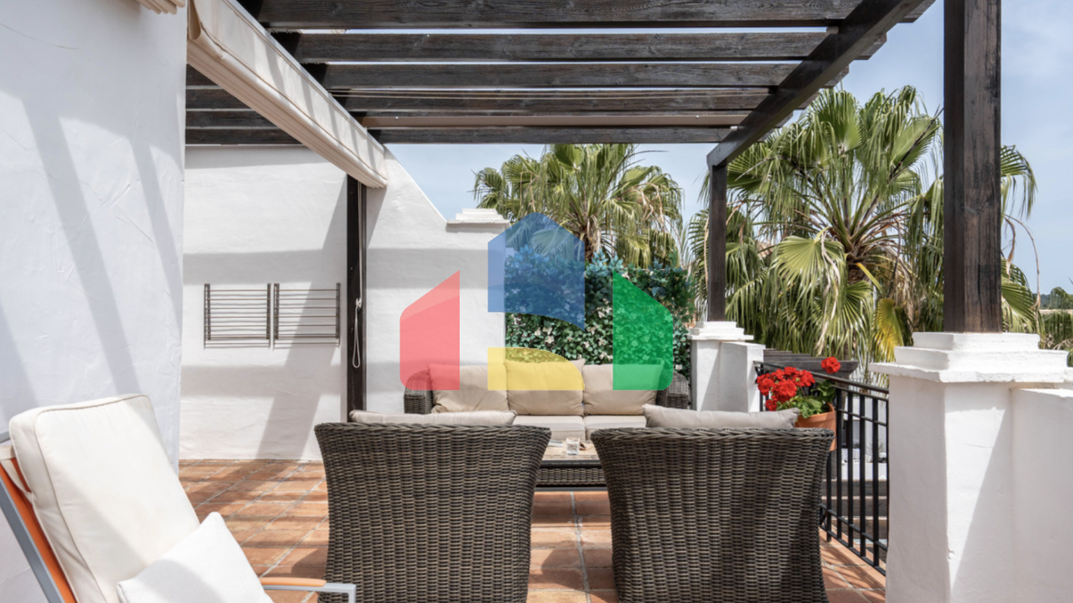 Элегантный двухуровневый пентхаус с 2 спальнями, расположенный в Марбелье