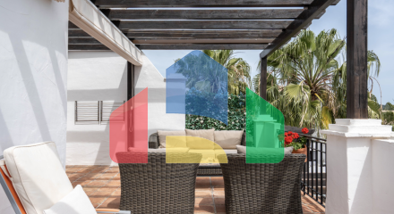 Элегантный двухуровневый пентхаус с 2 спальнями, расположенный в Марбелье