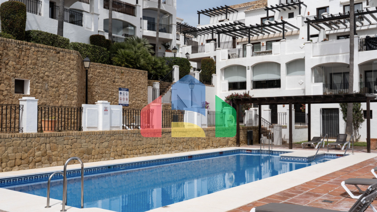 Элегантный двухуровневый пентхаус с 2 спальнями, расположенный в Марбелье