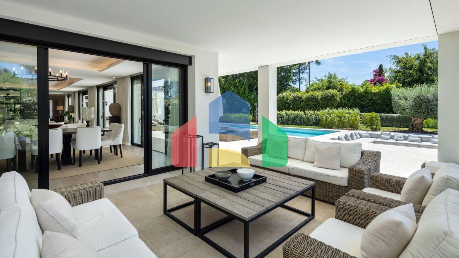 Роскошная современная вилла с видом на гольф в Новой Андалусии