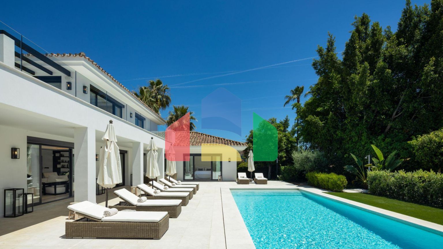 Роскошная современная вилла с видом на гольф в Новой Андалусии