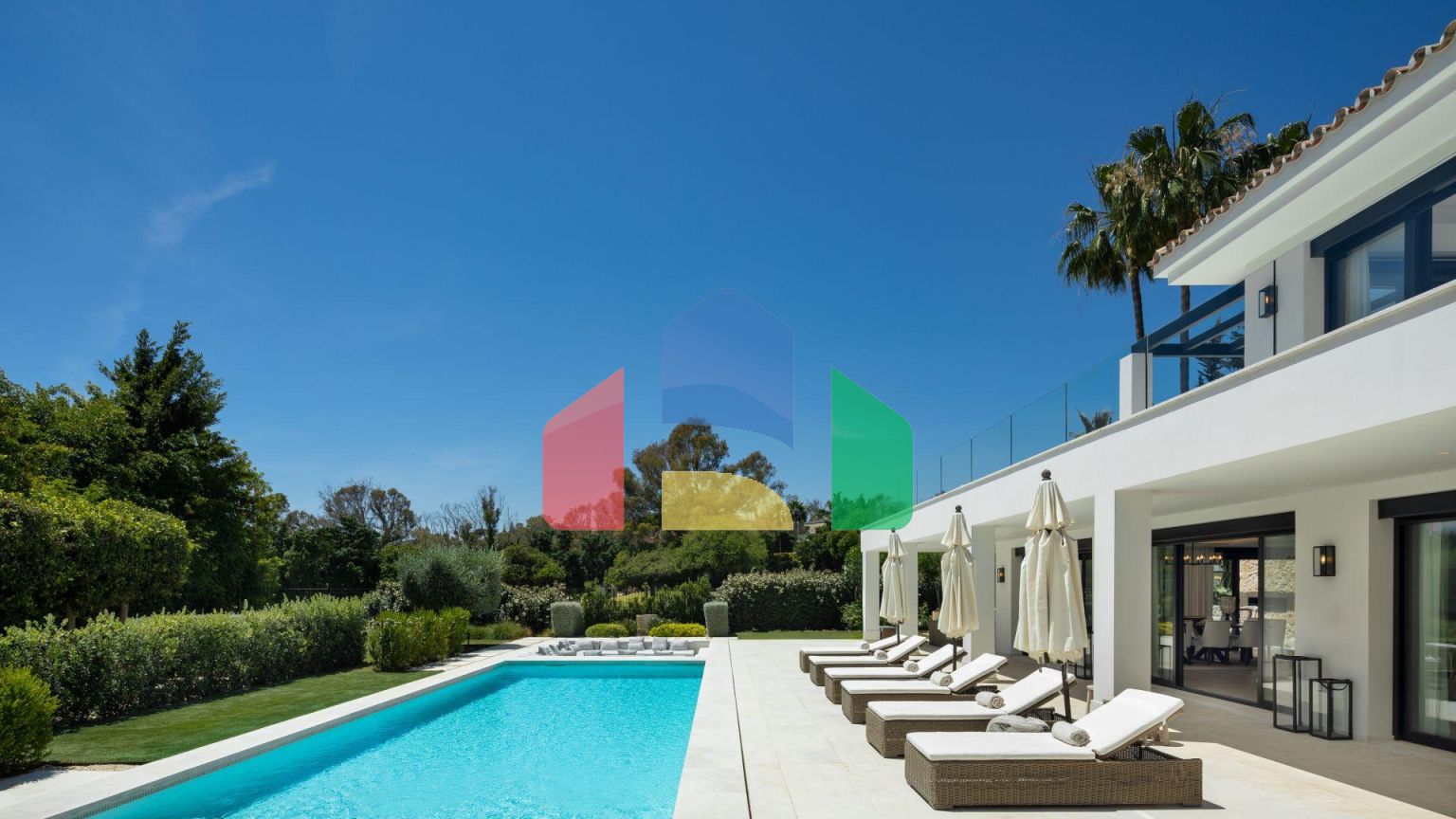 Роскошная современная вилла с видом на гольф в Новой Андалусии