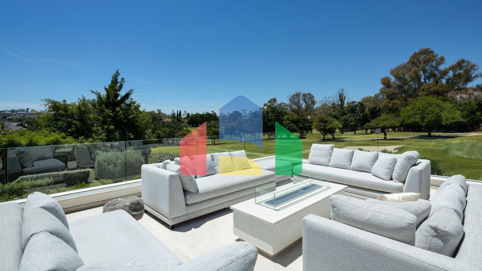 Роскошная современная вилла с видом на гольф в Новой Андалусии