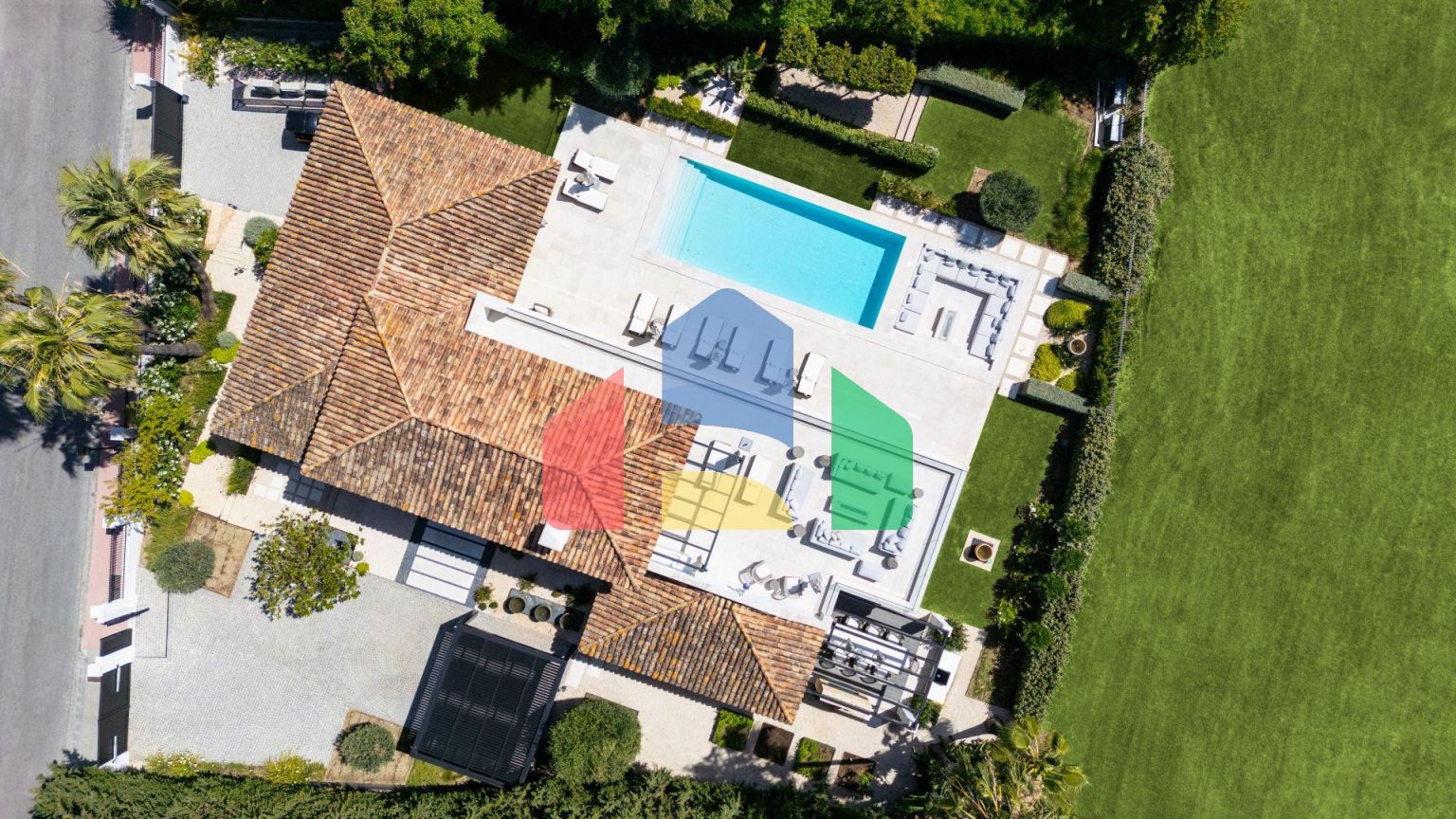 Роскошная современная вилла с видом на гольф в Новой Андалусии