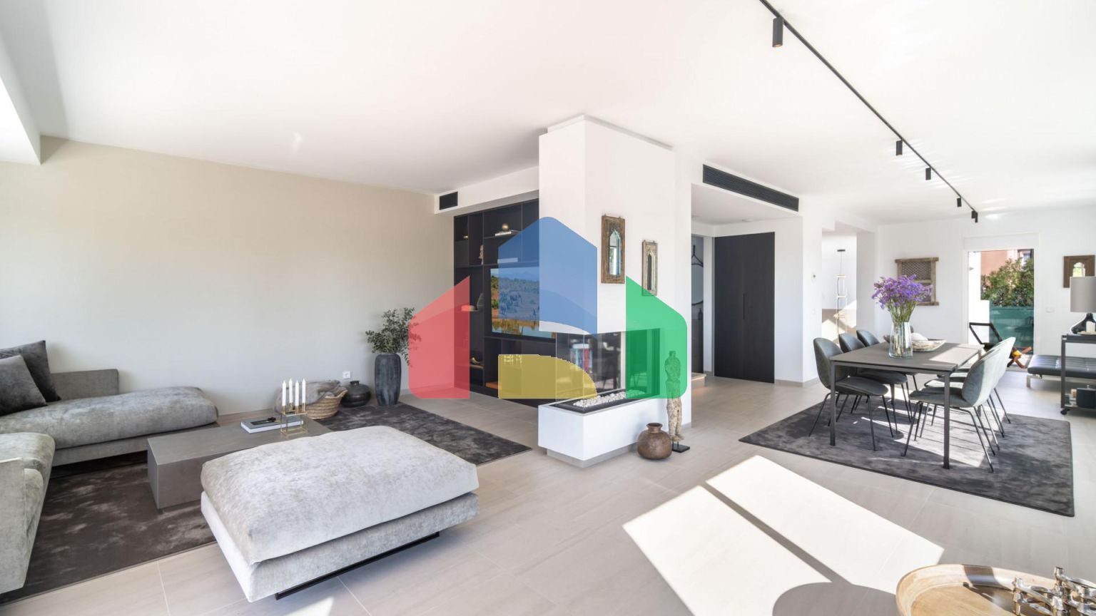 Потрясающий пентхаус с невероятными видами на море и горы в Нуэва Андалусия