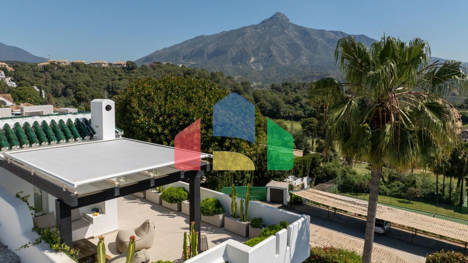 Потрясающий пентхаус с невероятными видами на море и горы в Нуэва Андалусия