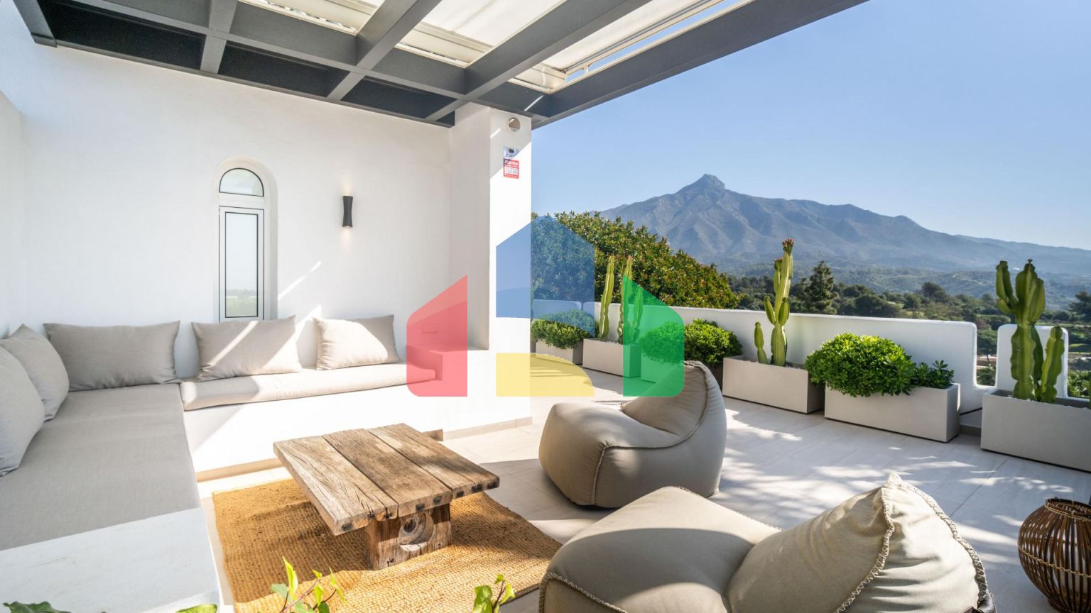 Потрясающий пентхаус с невероятными видами на море и горы в Нуэва Андалусия