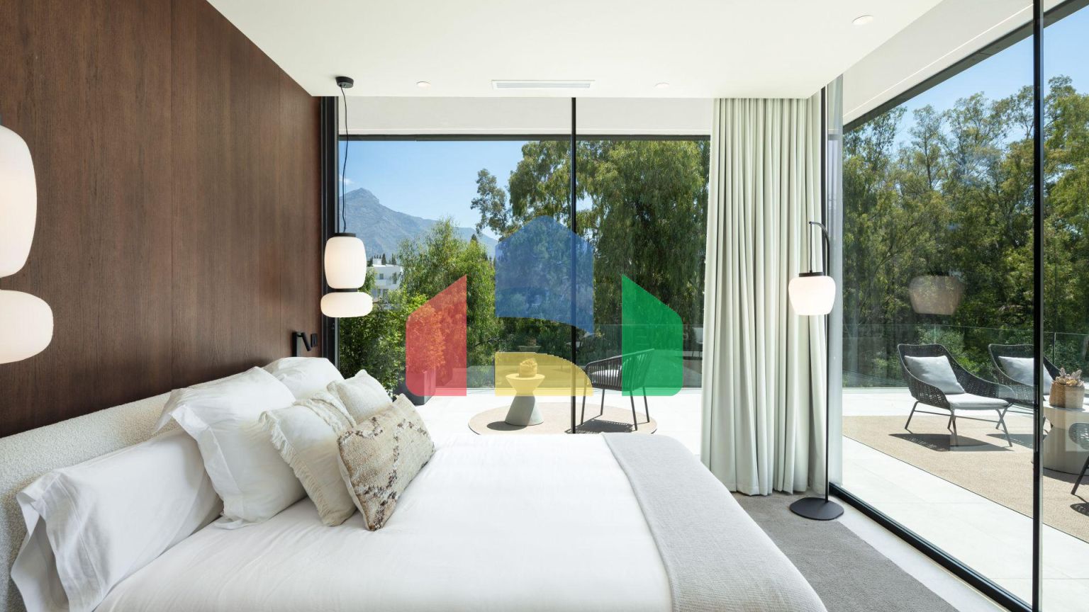 Роскошная вилла в гармонии с природой: оазис уюта и элегантности в Нуэва Андалусия