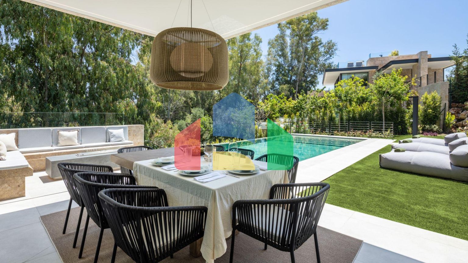 Роскошная вилла в гармонии с природой: оазис уюта и элегантности в Нуэва Андалусия