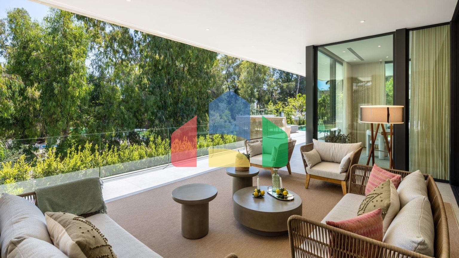 Роскошная вилла в гармонии с природой: оазис уюта и элегантности в Нуэва Андалусия