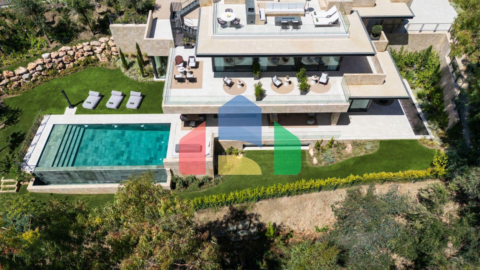 Роскошная вилла в гармонии с природой: оазис уюта и элегантности в Нуэва Андалусия