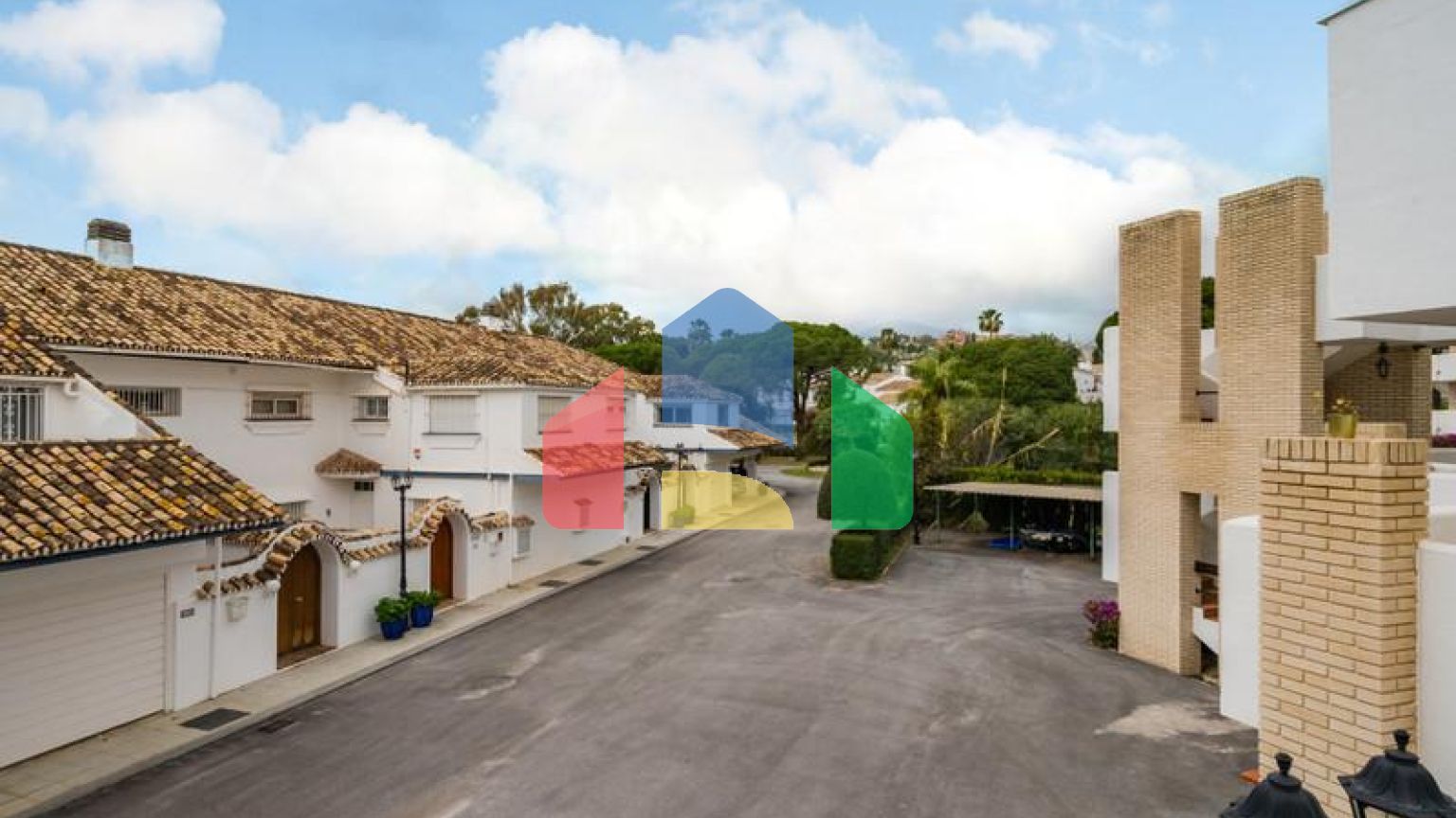 Потрясающий двухуровневый дуплекс с 3 спальнями в Нуэва-Андалусии.