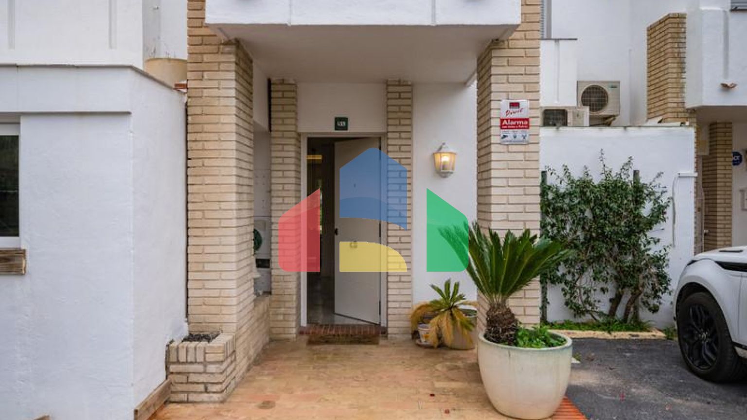 Потрясающий двухуровневый дуплекс с 3 спальнями в Нуэва-Андалусии.