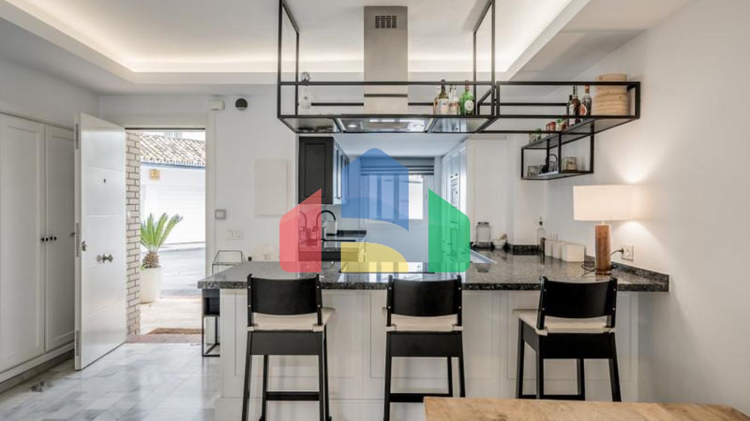 Потрясающий двухуровневый дуплекс с 3 спальнями в Нуэва-Андалусии.